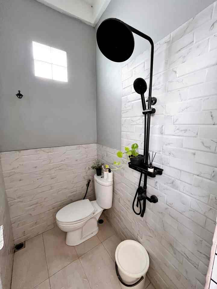 Kamar mandi tambahan ini berukuran 1,5 x 2 meter. Terletak disebelah laundry room. Tidak banyak aksesoris ditambahkan disini, hanya penambahan beberapa tanaman agar terlihat lebih segar🌿

#KamarMandi
#KamarMandiMinimalis
#KamarMandiMini
#Toilet
#AksesorisToilet
#ShowerSet