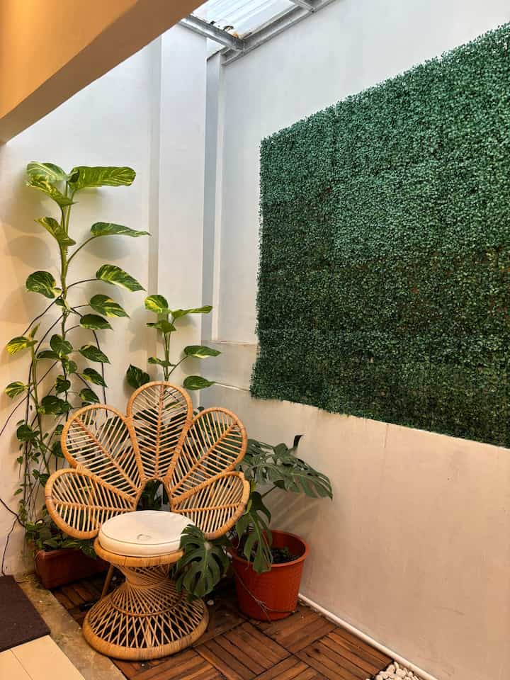 Taman mungil di dalam rumah, spot baca buku atau santai minum teh nih,, kami menggunakan atap transparan untuk area ini untuk menghindari basah hujan #tamanmini #tamanindoor #tamandalamrumah #dekorasitaman #sudutrumah #ataptransparan 