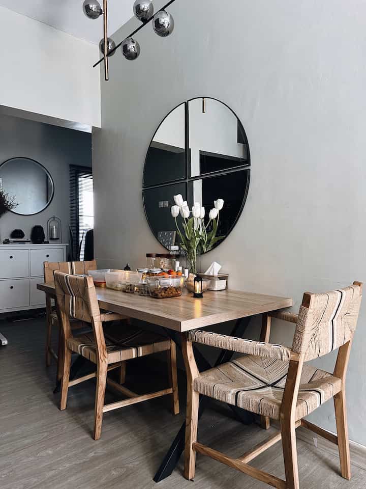 Lebaran pertama di rumah sendiri, vibes-nya beda banget. 
Cuma dirayain berdua sebelum lanjut silaturahmi ke rumah orang tua.  
Meja makan sederhana tapi penuh makna, ditemani toples kue khas Lebaran, lauk seadanya, vas bunga cantik, dan lampu-lampu tema Lebaran yang bikin suasana tambah hangat.  

Inilah Lebaran versi kami tahun ini, kalau kalian gimana? Cerita dong!  

#LebaranDiRumah #MomenLebaran #HangatBersama #SimpleTapiBerarti #SuasanaRumah #lebarancantik #dekorasilebaran #ramadanstyling #lenteraLED #toplescantik #vasbunga #tulipartificial