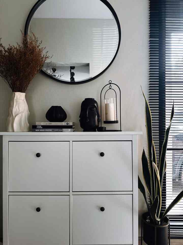 Pojok serbaguna ini memang juara.

Letaknya pas di dekat ruang tamu, bikin area ini jadi pojok favorit di rumah. Nggak cuma fungsional, tapi juga bisa jadi inspirasi dekorasi tambahan buat living room.

- Treadmill ditempatkan di sini karena ruang terbatas, jadi pojok ini dimanfaatin buat olahraga ringan biar badan tetap fit.  
- Lemari sepatu simpel dari IKEA, cocok banget buat nyimpen sepatu harian sekaligus bikin pojok tetap rapi dengan dekorasi minimalis.  
- Kaca bulat besar jadi andalan buat ngaca pas OOTD sebelum keluar rumah, plus bikin ruangan kecil terasa lebih luas dan estetik.

Semua ditata dengan serasi, biar ruangan tetap nyaman dan terasa lega. Pojok kecil, fungsi maksimal ✌🏿

#SudutFavorit #DekorasiMinimalis #HomeVibes #RapiTapiEstetik #TipsRumahKecil 