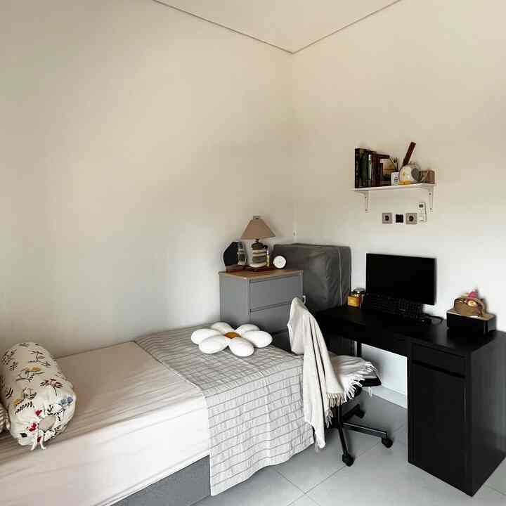 Home Office at NRHome! 

Singkat cerita, adanya space kecil untuk kerja terletak di second bedroom NRHome. 

Menurut kami sangat penting dengan adanya Home Office ini, kerja jadi lebih maksimal. 

Pemilihan kursi kerja & meja kwrja yang sesuai dengan space yang ada namun tetap nyaman. 

#HomeOffice #homestagram #Rumahpengantinbaru #Rumahminimalis #minimalis #ruangkerja #sudutestetik #HomeOfficeMinimalis #Ohouss
