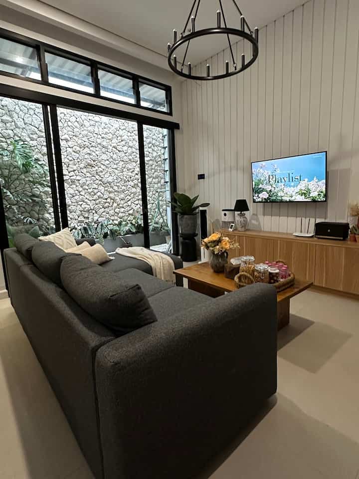 Persiapan Lebaran kali ini aku sudah siapkan beberapa cemilan khas lebaran. Aku tim yang selalu mudik dan menghabiskan 1 minggu di rumah orang tua. Meskipun jarang ada tamu main ke rumah tapi rasanya wajib untuk sediakan cemilan.

Selamat lebaran semuanya 🤗

#wallpaperdinding #warnacatrumah #lebarancantik #dekorasilebaran #ramadanstyling