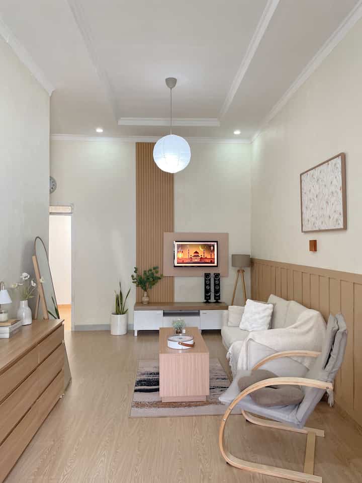 Momen lebaran dirumah kami. Kebetulan setiap lebaran kami selalu mudik tapi kami usahakan rumah selalu bersih dan rapi. Jadi ketika kami pulang sudah siap untuk menyambut tamu. Tema lebaran dirumah kami simple, hangat dan minimalis 🤎

#LebaranCantik #DekorasiLebaran #RamadanStyling #LampuGantung #KursiSantai #Drawer #VinylFloor #WallPanel #WallDecor #MejaTamuMinimalis