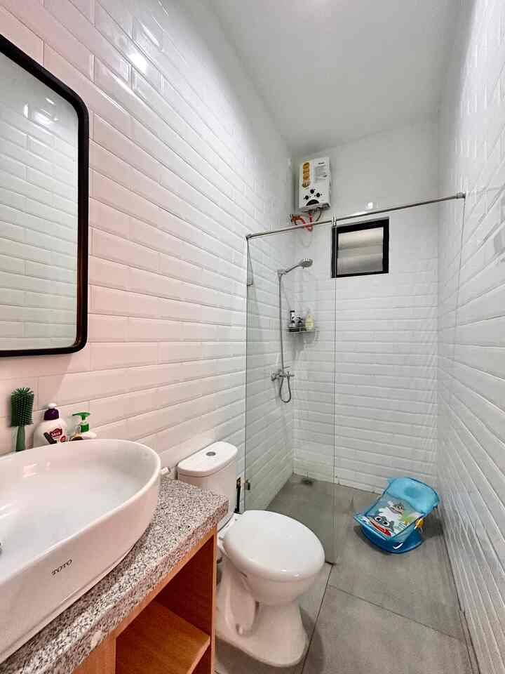 Kamar mandi anak. Posisi berada di lantai 2 untuk sharing anak. Desain sederhana ukuran 1,5x3 m dengan finishing keramik subway. 

Wastafel dengan rak penyimpanan di bawahnya, lap tangan bergambar, dan cermin bentuk simple list hitam. 

Area shower pastinya ada penurunan 2 cm untuk mencegah air meluap ke area kering. Terdapat bouven kecil untuk cahaya alami dan ventilasi udara.

#KeramikSubway #Cermin #KabinetWastafel #KamarMandi #KamarMandiMinimalis #InspirasiKamarMandi #DesainKamarMandi