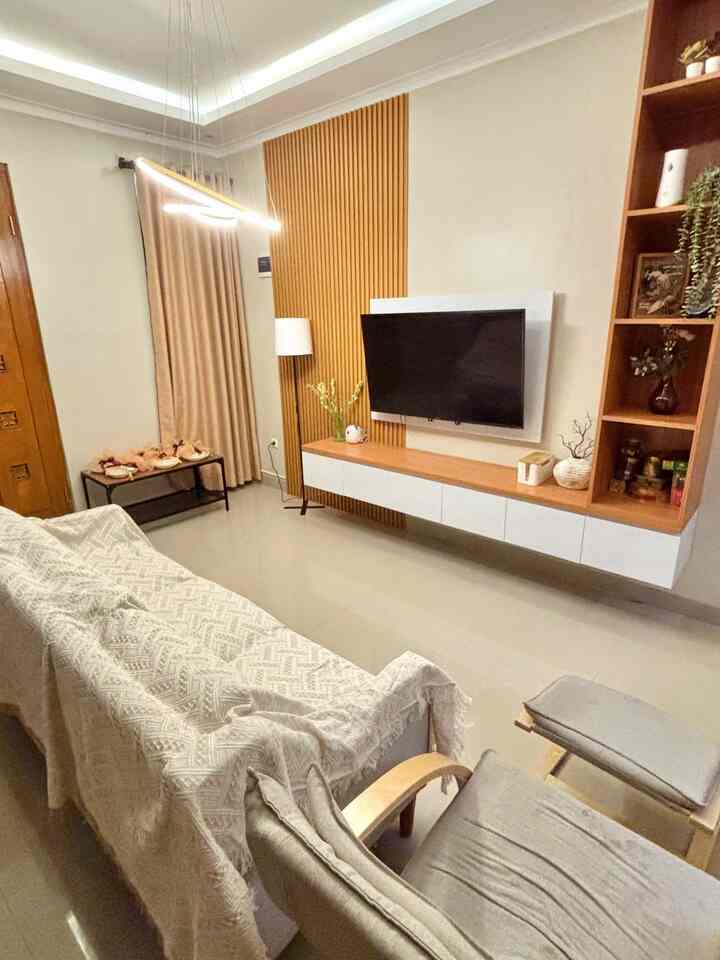 Sedikit perubahan dekorasi untuk menyambut lebaran pertama kali dirumah ini 🤍✨

Bunga sedap malam jadi icon setiap menjelang lebaran. Selain jadi dekorasi bikin wangi ruangan juga & awet 🌷🌸

Beberapa tambahan vas baru dengan ranting kering cocok banget dengan tema japandi dirumah kami✨

Minal aidin wal fadizin, maaf lahir batin para tetangga online 🌙✨

#LivingRoom #RuangKeluarga #VasBunga #Bunga #PewangiRuangan #MenyambutLebaran #LebaranCantik #DekorasiLebaran #RamadanStyling 