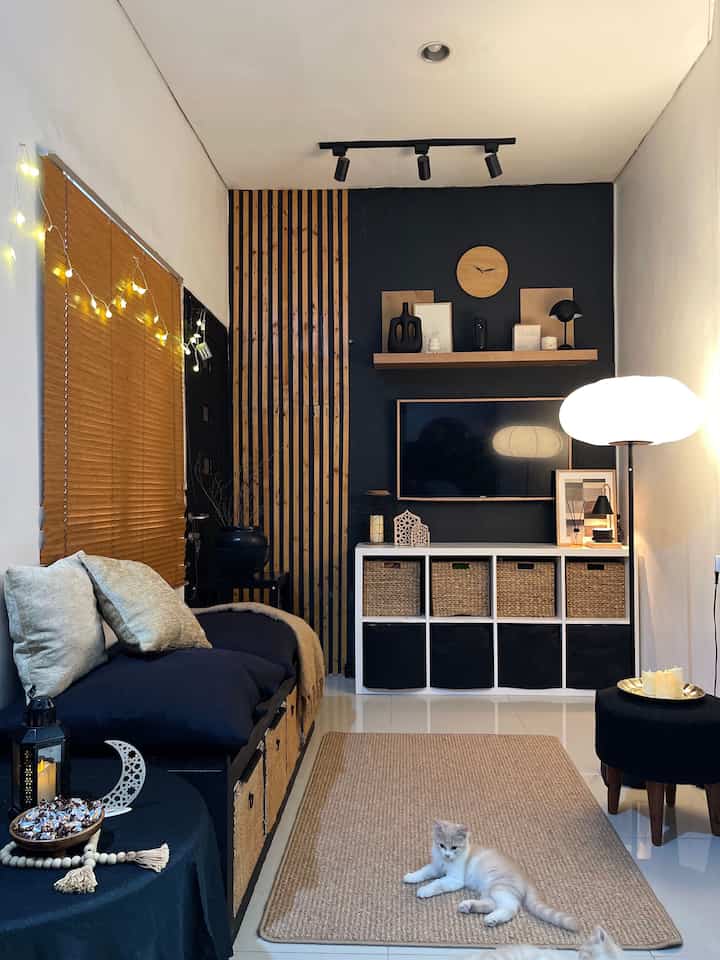 MasyaAllah Ramadhan sudah lewat dan nggak kerasa udah Lebaran aja 🥹

Karena kita tim mudik tiap tahun, jadi jarang stock kue dan nggak banyak dekorasi nih.

Untuk dekorasi menyambut Idul Fitri kali ini, tetap dengan nuansa bold, hitam dan cream. 
Tapi ditambah dengan lampu, beberapa dekorasi ornamen idul fitri dan juga ganti karpet bernuansa cream agar lebih warm.

Semoga menginspirasi 🖤🤎
Selamat Lebaran tetangga O!House 😇🙏🏻

#Standinglamp #karpet #throwblanket #roundtable #coffeetable #livingroom #ruangtv #ruangtamu #ruangkeluarga #warmdecoration
#rumahmungil #rumahcluster #rumahdeveloper #DekorasiIdulFitri #DekorRamadan #Dekorasiruangtamu #dekorasiruangtv #dekorasiruangan #LebaranCantik #DekorasiLebaran #RamadanStyling