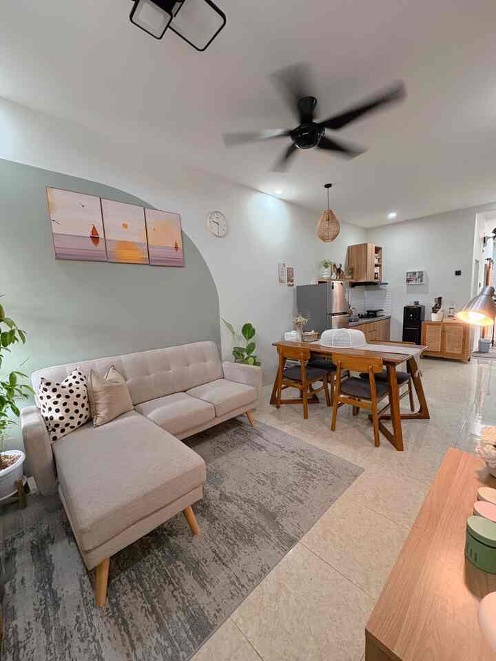 Area ini adalah jantung rumah kami. Tempat kami setiap hari berkumpul, bercanda, dan menonton. Kami menggunakan furniture dari bahan kayu, agar memberikan kesan warm. Cerita menarik saat mengisi rumah ini adalah kami membeli semua furniture jauh sebelum rumahnya ada 👍🏻

#Cat #WarnaCatRumah #SudutFavorit #RuanganFavorit #LoveWhereYouLive