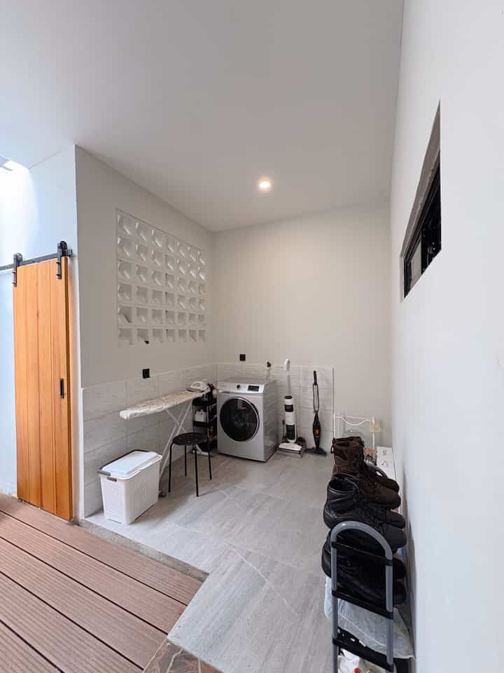 Ini ada area service di rumah. Di bagian sisi kanan masih lumayan berantakan karena memang nantinya bakal jadi akses untuk ke lantai 2. Di bagian kiri kami buat tempat untuk mencuci dan setrika. Agar terpisah dari ruang jemuran.

#WarnaCatRumah #Cat #ServiceArea #LaundryRoom #MesinCuciFrontLoad 