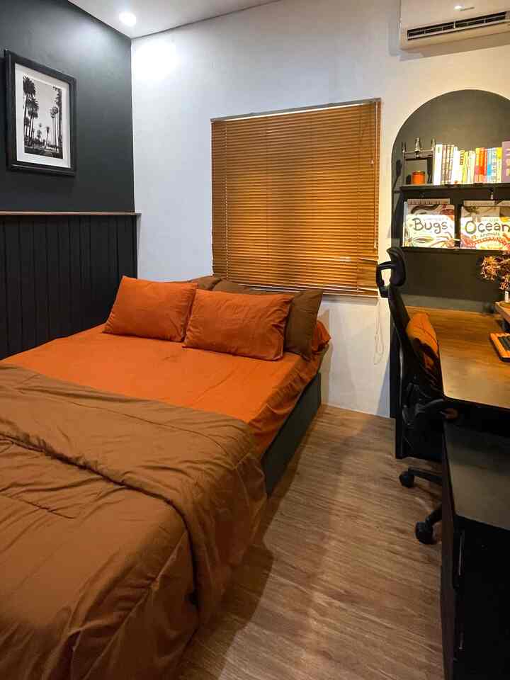 —— Small Bedroom Inspo

Selain rumah, ruangan yang paling di kangenin selama mudik itu, kamarrr!

Soalnya kalau di rumah orang walaupun rumah orang tua, atau di rumah saudara sendiri pun tetep aja susah tidur atau ada rasa kurang nyaman.

Jadi pastinya tetep kangen sama kamar mungilku yang Bold ini 🖤🧡🤎

Selamat mudik semuanyaa 🥰

#kamar #divanminimalis #springbed #wallbatten #workspace #catdinding #venetianblind #ambalan #kamartidur #kamarmungil #smallbedroom #smallbedroominspo #inspirasikamartidur #boldbedroomdecor #bedroomdecor 