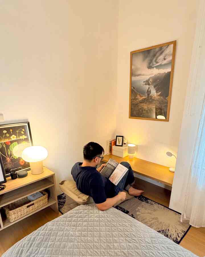 Nggak perlu space besar buat punya sudut nyaman di kamar. Dengan floating desk dan lazy chair aja, udah cukup buat jadi spot baca yang cozy tanpa bikin kamar terasa penuh.

Tinggal duduk manis, buka buku, terus “Hey Google, play relaxing songs” biar makin santai!😉

#SudutFavorit #RuanganFavorit #LoveWhereYouLive
#Bedroom #BedroomCorner #FloatingDesk