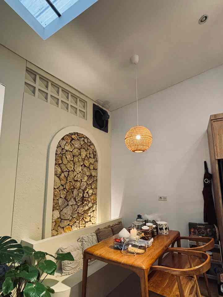 Momen yang paling ditunggu setelah berpuasa 30hari yaitu hari lebaran✨

lebaran kali ini tentunya dirumah sendiri, rasanya seru sekali karna meja makan pasti penuh dengan berbagai macam makanan dan cemilan kue kue lebaran🤍

makin terasa hangat kumpul keluarga di meja makan ini✨

Selamat lebaran mohon maaf lahir dan batin🤍

#mejamakan #lampumejamakan #catdindingdiningroom #dinningroom #mejamakankayujati #catdinding #dekorasimejamakan #LebaranCantik #dekorasilebaran #Ramadanstyling #dinningroomideas #lebaranvibes