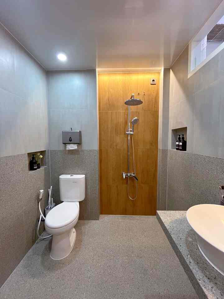 Having a comfortable bathroom has been a dream for a long time, when we were building a house when the funds were still very limited, we really weren't optimal, which finally made us choose to make a bathroom quickly even though we felt it wasn't optimal. And after 5 years our dream bathroom was achieved, اَلْحَمْدُلِلَّهِ #bathroom #inspirasikamarmandi #plafonpvc #renovasikamarmandi #bathroomrenovation