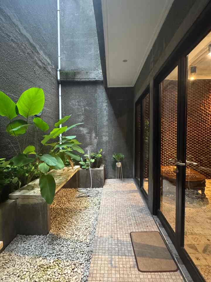 Area outdoor di rumah kami...dan merupakan area favorit keluarga 😍😍😍 dan merupakan sumber ventilasi juga, diman Ventilasi ini mampu membuat kualitas udara pada suatu ruangan menjadi lebih baik, juga memungkinkan kamu untuk mengontrol suhu ruangan.

#Rumahyuqibam
#Rumahindustrial
#TamanIndoor
#BatucoralIndoor
#CatAcian
#LantaiGranitBatik
