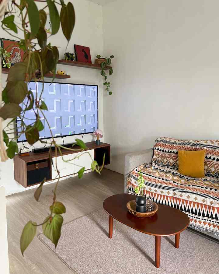 Pemilihan furnitur dengan warna kayu membuat ruang livingroom menjadi semakin hangat, dengan penambahan tanaman di dalam ruangan menjadikan ruangan terasa lebih asri

#Livingroom #RumahSubsidi #RuangKeluarga #SmallSpace #SmallLivingRoom #FavoritSpace #LoveWhereYouLive