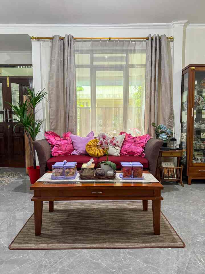 💕Lebaran Time....

jujurly jarang ada tamu setiap lebaran di rumah kami, karena biasanya kami yang mudik atau pun mengunjungi para tetua 🤭
tapi tetap sih suasananya agak dibikin beda. seperti kali ini, ibok sedang pengen suasana cerah ceria centil. kebetulan juga di living room ini temanya cukup bebas dan gado2, bahkan cenderung eklektik. karenanya ibok bebas berekspresi menggunakan warna apapun 😁
ada pot merah, cushion pink jreng-ungu-gold, bunga artificial biru, bahkan toplesnya pun ungu 😅
semoga gak bikin sakit mata yg melihat ya...😂

MET LEBARAN semuaaa 🥰🙏


#LebaranCantik #DekorasiLebaran #RamadanStyling
#PlafonGypsum #Sofa #sofakain #sofaruangtamu #sofa3dudukan #gorden #cushion #toples #topleslebaran #artificialplant
