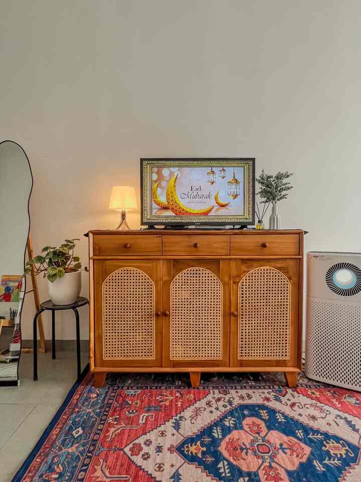 Menyambut lebaran, rumah M&A ada sedikit upgrade nihh 😉
Mulai dari ruang keluarga yang menambahkan diffuser dengan wewangian Bali Spa, bunga sedap malam, dan gak lupa toples-toples kue di meja kecil ruangan. 
Selain itu, ruangan makan juga kebagian upgrade kecil-kecilan dengan mengganti table runner pakai PVC  murah meriah yang tetap estetik, dan juga penambahan bunga mawar asli yang bikin ruangan jadi cantik dan wangi ketika lebaran. 😊
Mohon maaf lahir & batin yaa! ✨😇
#ReedDiffuser #PewangiRuangan #BungaSedapMalam #TableRunnerPVC #TaplakPVC #TaplakAntiAir #LebaranCantik #DekorasiLebaran #RamadanStyling