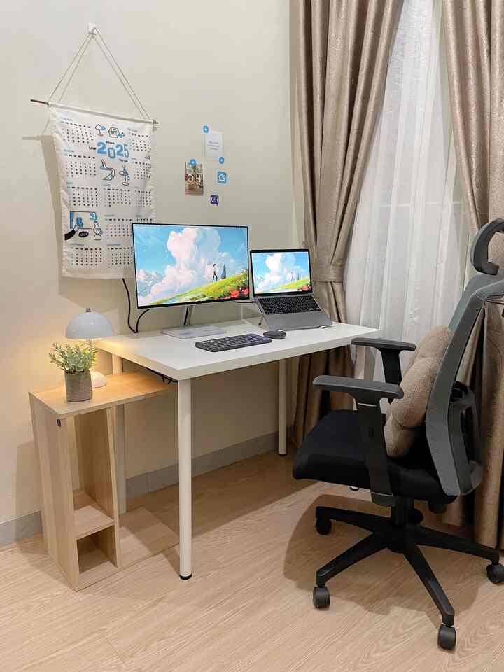 Sudut kerja di malam hari. Selain bekerja biasanya juga digunakan untuk bermain game dan menonton film.

#SudutFavorit #RuanganFavorit #LoveWhereYouLive #WorkSpace #SudutKerja #KursiKerja #MejaLinmonIKEA #MejaKerja #SideTable #TableLamp
