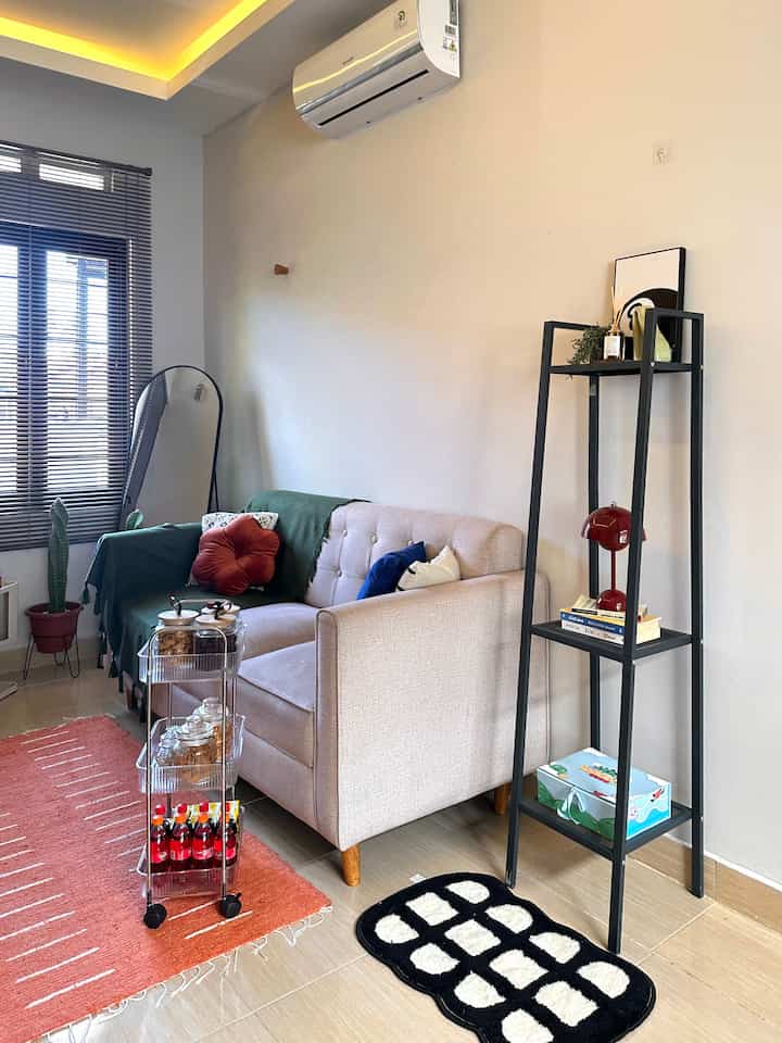 Dekorasi lebaran dengan sentuhan warna-warni yang cantik! 
Tambahkan lampu bernuansa hangat, hiasi ruang tamu dengan karpet dan bantal bermotif khas, serta percantik meja dengan bunga dan toples berisi kue Lebaran. Ciptakan suasana yang indah menyambut lebaran🌙✨

#sofaminimalis
#karpetruangtamu 
#venetianblind
#mejasamping
#cermininterior 
#raksusun
#LebaranCantik
#DekorasiLebaran
#RamadanStyling 