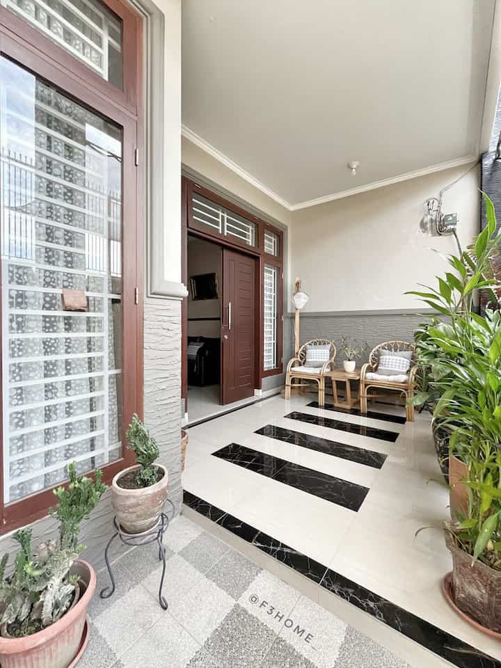 Salah satu sudut favorit dirumah ini.
Dengan meletakan kursi teras dan tanaman hijau teras akan menjadi lebih adem dan asri


#cat #warnacatrumah #sudutfavorit #teras #dekorasiteras #dekorasiestetik 