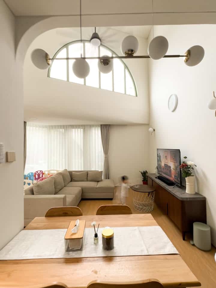 Sebagai keluarga yang mudik selama ramadan hingga lebaran, baik ke rumah orangtua maupun mertua, kami emang sengaja menjaga rumah tetap dalam kondisi clean looks. Jadi nanti pas kami pulang, rumah tetap bersih.

Ada beberapa kue yang kami tata di meja makan & ruang keluarga agar lebih berasa suasana lebarannya hihi

Btw, pada mudik kemana kah keluarga @zenhouse.id? Selamat berlebaran bersama keluarga tersayang ya! Mohon maaf lahir & batin🤗❤️

#livingroom #kitchen #openspace #sudutfavorit #ruanganfavorit #lovewhereyoulive #lebarancantik #dekorasilebaran #ramadanstyling