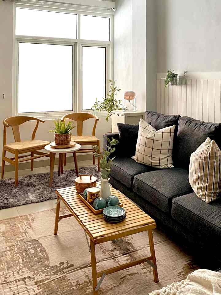 “Hangat, Homey dan Intimate.” 🌼

Dekorasi dengan suasana hangat dan menyenangkan untuk menyambut tamu saat Lebaran. Ruangan dengan open space memungkinkan semua keluarga berkumpul di satu tempat.
📌Di atas meja, nampan rotan dengan cangkir keramik dan toples cemilan memberikan sentuhan khas Lebaran—siap menyuguhkan hidangan kecil untuk tamu. 
📌Tanaman dalam pot dan lampu meja kecil memberikan nuansa segar dan elegan. 
Dekorasi ini menonjolkan kehangatan kekeluargaan tanpa banyak ornamen, cocok untuk momen silaturahmi yang sederhana tapi berkesan.

#nampanrotan #vasbunga #cangkirkeramik #tanamanartificial #lampududuk #lebarancantik #dekorasilebaran #ramadanstyling