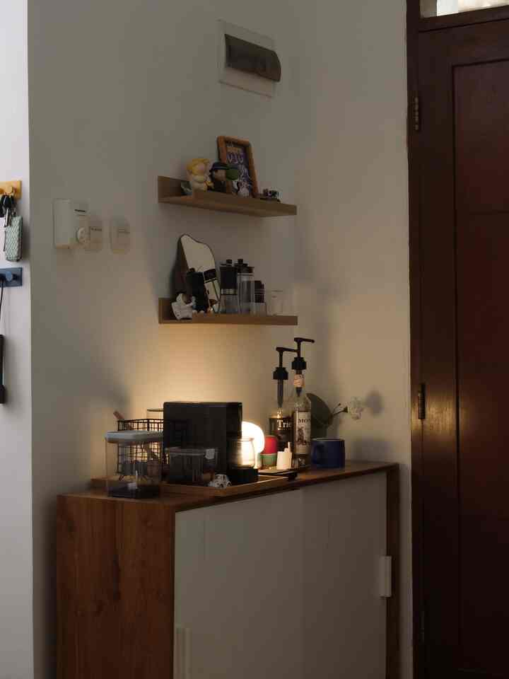 Sudut yang paling kita suka di sini adalah coffee corner. Setiap pagi wajib banget kita di sini buat siapin kopi sebelum mulai aktivitas.

#rakgantung #artprint #topleskedapudara #mugkeramik #wirebasket #sudutfavorit #ruanganfavorit #lovewhereyoulive