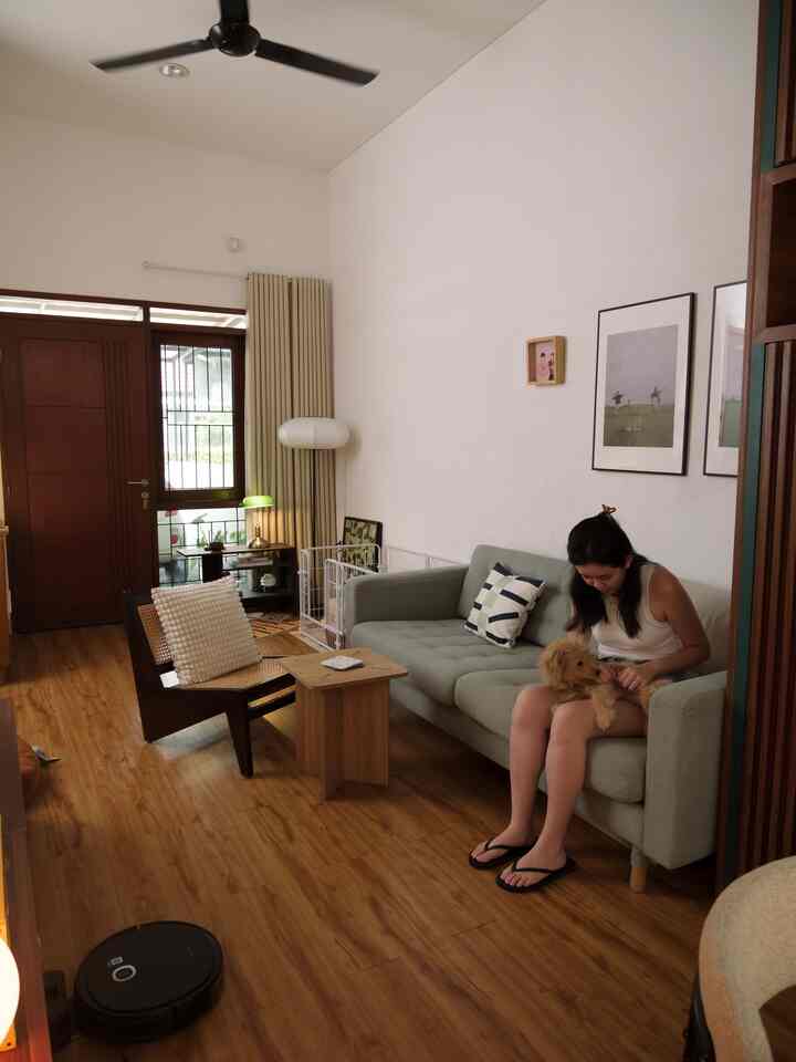 Selamat lebaran bagi yang merayakan, dan selamat berlibur🫶 Kita di rumah aja sekarang, istirahat, dan menikmati suasana rumah tanpa tekanan pekerjaan. Sambil menata beberapa dekorasi baru yang kami beli.

#sofakain #kursijati #lampulantai #toyscontainer #livingroom #ruanganhobi #ruangankecil #ruangansantai #ruangkeluarga