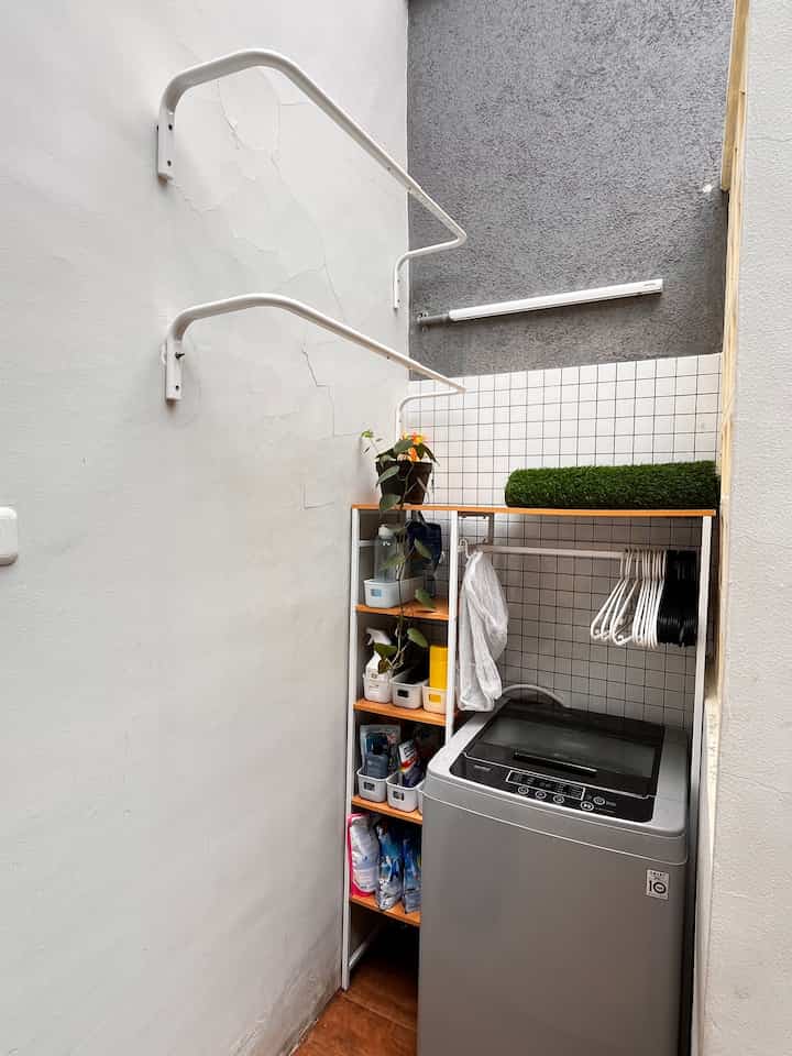 Laundry Room yang ukurannya mungil sekali. Tapi alhamdulillah bisa menampung baju dirumah kami 😍

Beginila kondisi kalau lagi ada jemur baju, kami sangat bersyukur buat ruangan utk cuci jemur ini karena aman banget dari pandangan orang daann ga takut kehujanan 🥰

Semoga Menginspirasi ✨

#mesincuci #jemuran #backsplash #rakgantung #sabuncuci #dindingkamprot #roster #granit #minilaundry #laundryroom #ruangcuci #jemurbaju #baju 