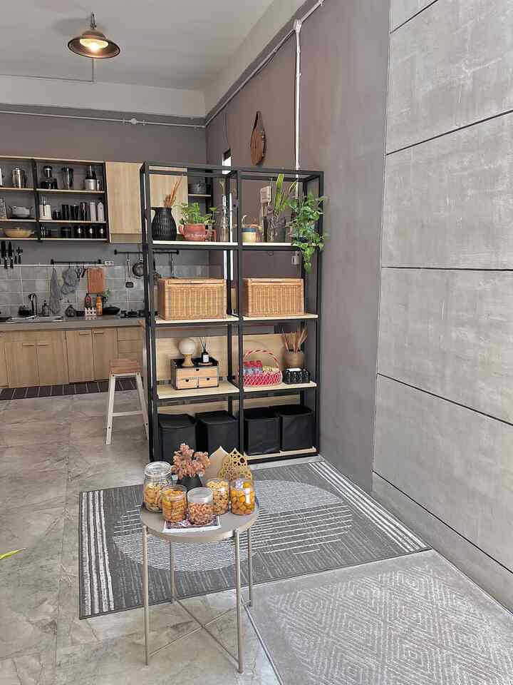 Suasana menyambut lebaran dirumah ini tidak terlalu heboh, rumah cukup dibersihkan dan dirapikan , biar lebih luas kita pakai cara lesehan untuk menerima tamu,  rak partisi dimundurkan dan sofa bench dipindah terlebih dahulu, dan tentu nya dengan ada nya kue lebaran sudah on point banget kalau rumah ini siap menyambut lebaran 

#lebarancantik #dekorasilebaran #ramadanstyling #harilebaran #ruangtamu #lebaran #inspirasirumah