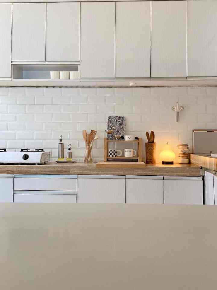 Dapur yang beroperasi terus saat hari raya :) #kitchensetminimalis #dapurputih #homeinspo #homedecor #kitcheninspo #inspirasidapur #dapurminimalis