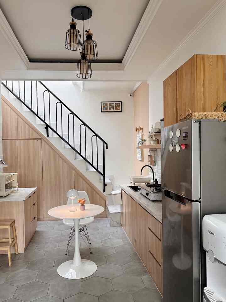 Cleaning Kitchen

Sebelum ditinggal mudik, biasanya kami selalu membersihkan rumah termasuk area dapur.
Pastikan tidak ada sisa makanan, sampah dibuang keluar, tidak ada cucian piring yang menumpuk.
Kalau rumah udah bersih, pulang mudik mood jadi happy 🤍

#KitchenMinimalis
#KitchenJapandi
#StylingKitchen
#DecorKitchen
#DapurMinimalis
#DekorasiDapur
#KitchenSetMinimalis
#CleaningKitchen