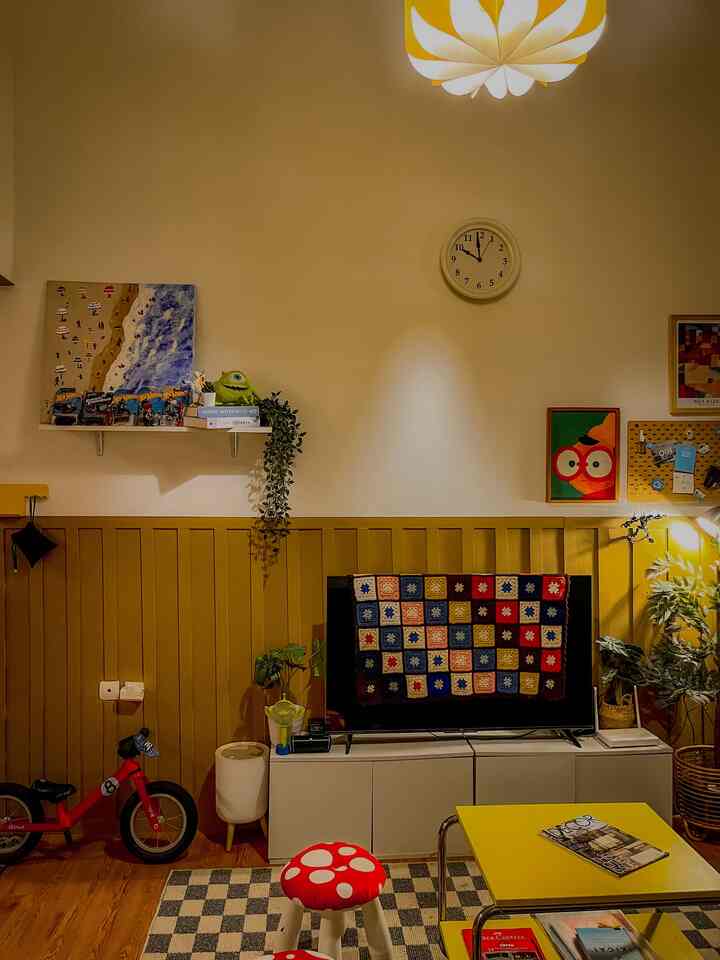 夜の我が家のリビングルーム。
さまざまな温白色照明が夜の雰囲気をより暖かく、居心地の良いものにします。

#lightinginspo #pendantlamp #ikeabaggboda #ikeaskogsduva #livingroomideas #nightvibes #tinylivingroom