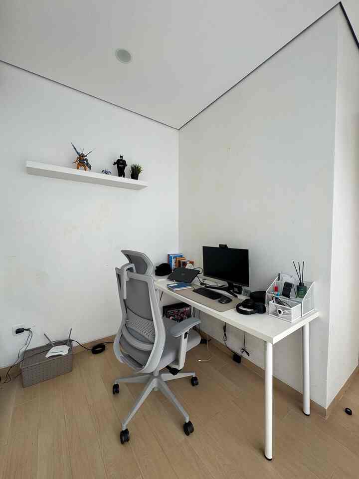 Ruang kerja, sementara karena kita bekerja kombinasi wfo dan wfh jadi ruangan ini masih sering digunakan, luasnya tidak terlalu besar tapi cukup untuk aktivitas bekerja di rumah #homeoffice #workfromhome #ruanganhobi #minimalis #ruangkerja #ruangbelajar