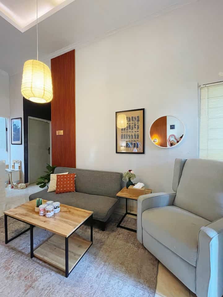 Menyambut Lebaran: Rumah yang Lebih Lega, Hati yang Lebih Lapang ✨

Lebaran selalu punya cerita tentang kebersamaan. Tahun ini, aku nggak hanya menata hati untuk menyambut keluarga dan kerabat, tapi juga menata ulang rumah agar terasa lebih lega dan hangat. Tanpa dekorasi berlebihan, cukup mengubah tata letak furniture agar ruang terasa lebih nyaman untuk berbagi tawa dan cerita.

Karena di hari yang fitri, bukan kemewahan yang jadi inti, tapi ruang yang cukup untuk duduk bersama, berbincang tanpa jarak, dan merasakan kehangatan keluarga.

Siap menyambut tamu dengan ruang dan hati yang lebih lapang! Selamat menyambut Lebaran! ✨
#LebaranBersamaKeluarga #RumahNyaman #DekorasiLebaran #LebaranCantik #RamadanStyling #HomeDecor #RumahOpenSpace #LivingRoomStyling #WpcPanel #IndustrialMinimalis #SofaBedMinimalis #RumahTanpaSekat