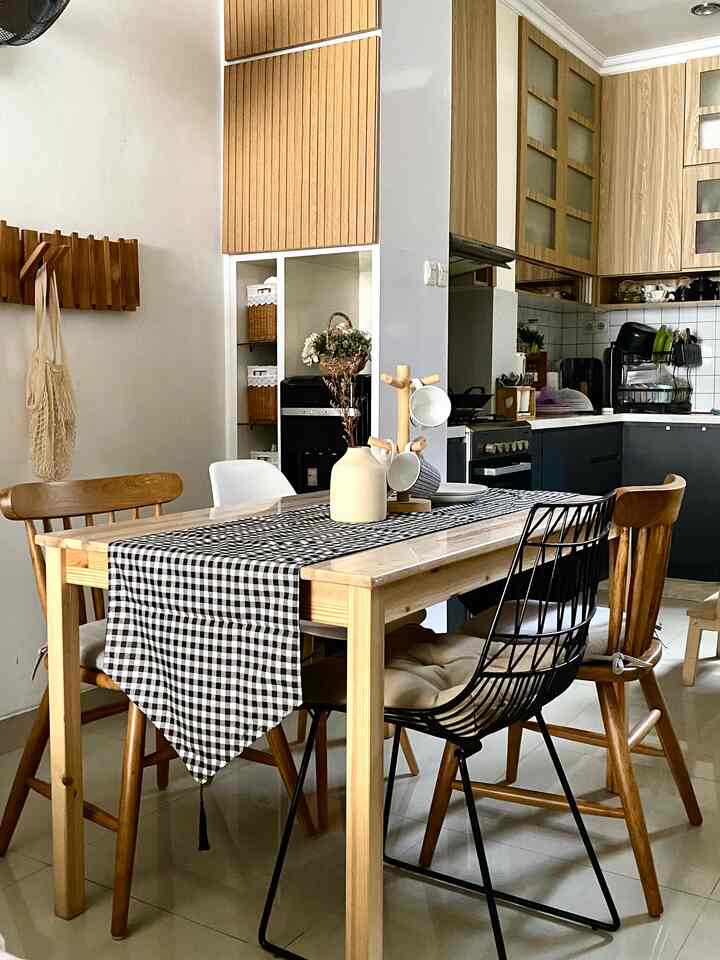 “Saat Paling Hangat Adalah Saat Makan Bersama” 🍽️

Salah satu ruangan favorit keluarga adalah ruang makan, karena saat waktu inilah semua bisa berkumpul dan saling bercerita tentang cerita hari ini.

Ruang makan yang terletak diantara living room dan dapur ini mempunyai lokasi yang praktis ketika akan menyiapkan makanan dari dapur, tidak perlu berjalan jauh untuk membawa makanan. 

Explorasi di bentuk kursi dan materialnya membuat ruang makan mempunyai kesan hangat yang berbeda.

#mejamakan #kursimakan #ruangmakan #rakgelas #sudutfavorit #ruanganfavorit #lovewhereyoulive