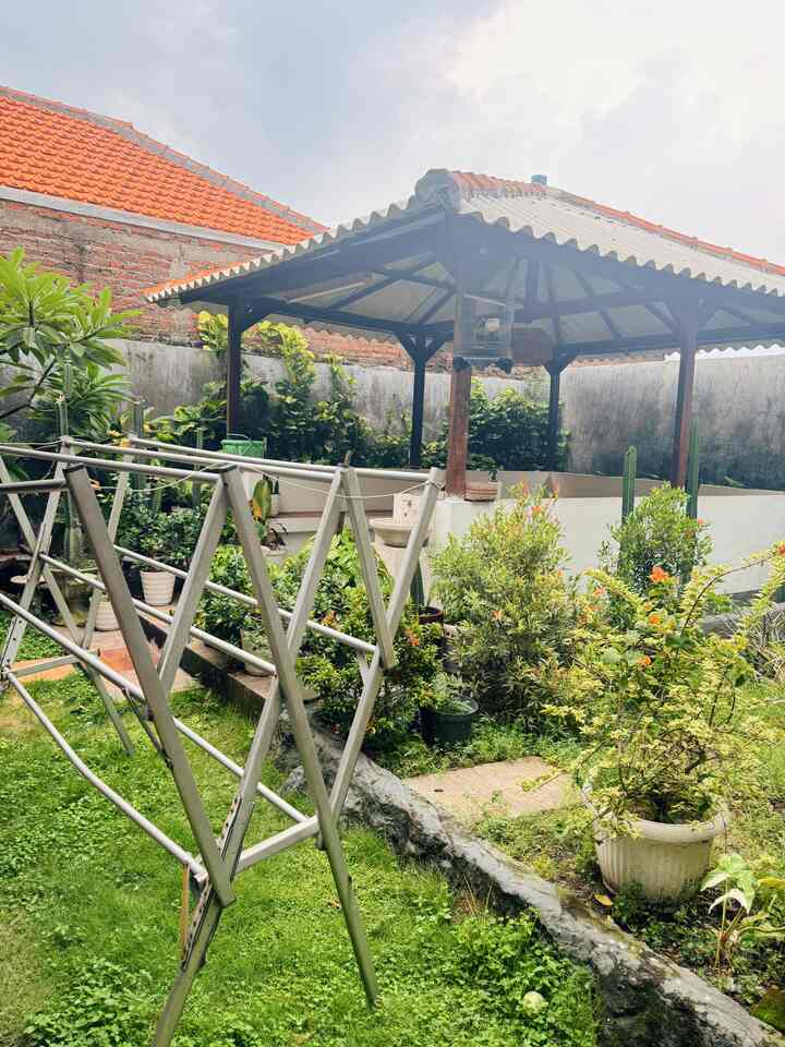 Laundry area yg connecting taman belakang yg merangkap sebagai area jemur pakaian. Gazebo ini jg jadi tempat favorit buat nongkrong pagi dan sore hari. Tempat kumpul keluarga besar kalau mau bakar2an & makan-makan. #laundryroom #laundryarea #tamanbelakang #gazebo #inspirasilaundryroom #inspirasitaman #garden #inspirasitamanbelakang