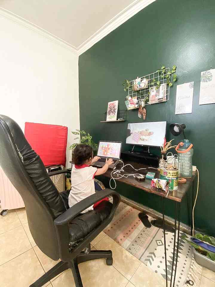 Ruang kerja suami di rumah ✨

Alhamdulillah, rumah ini memiliki lantai 1 ½, sesuai dengan yang kami cari—rumah dengan 3 kamar, di mana salah satunya memang difokuskan untuk menjadi ruang kerja suami. Karena kebetulan suami bekerja dari rumah, memiliki ruang khusus menjadi hal yang penting.

Ruang kerja suami ini terletak di lantai atas, ukurannya cukup besar, seukuran kamar. Suami memilih bekerja di atas agar bisa lebih fokus mencari nafkah, apalagi dengan dua anak balita yang sedang aktif-aktifnya di bawah, hehehe.

Dekorasinya pun sederhana, sesuai selera suami. Ia sendiri yang mendekor dengan cat hijau sebagai warna utama, dipadukan dengan meja kerja coklat tua. Ada beberapa hiasan di dinding yang juga berfungsi sebagai tempat menyimpan perintilan kerja. Simpel tapi tetap nyaman dan fungsional! 👨🏽‍💻💻✨


#workspace #ruangkerja #roomdecor #MejaKerja #deskinspo #homeoffice #workplace #workfromhome 
