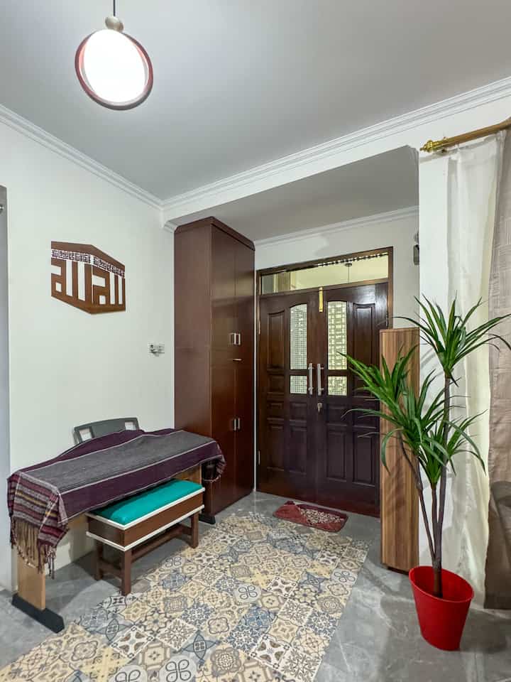 Keterbatasan ruang membuat kami memanfaatkan space yang ada di area entrance. Di sisi kiri ada lemari custom. Sementara di sisi kanan ada lemari sepatu desain minimalis nuansa kayu.



#temabebas #pintumasuk #lemarikayu #lemarisepatu #Keramik #KeramikLantai #PlafonGypsum #warnacatdinding