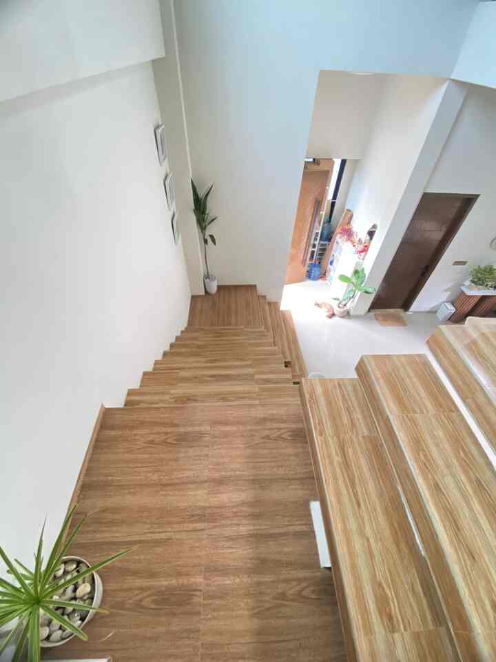 Area tangga melayang ala deira house yg belum di railing dan void yg super tinggi adalah spot  favorite dirumah ini
Dibuat jarak yg dekat dan lebar agar tak lelah saat naik turun tangga
Semoga menginspirasi ya 🫶🏻

#TanggaMelayang #TanggaUnik #TanggaMinimalis #PlavonGypsum #WarnaCatRumah #Tangga #DeiraaHouse 