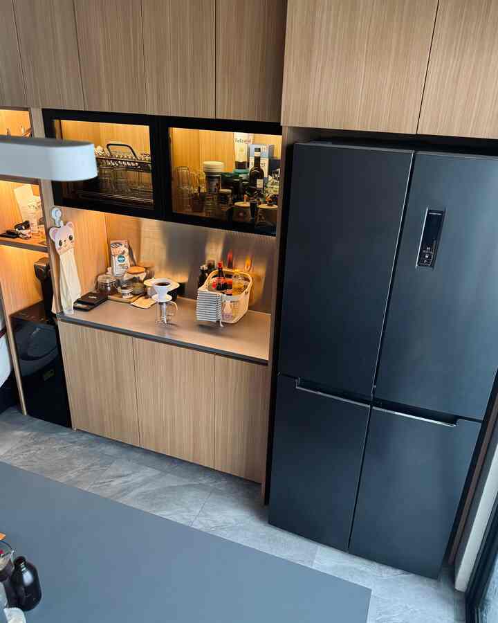 パントリーエリアの収納スペースについて！私たちの家には倉庫がないので、ステーションパントリーからアイランドまでのエリアを食器棚で埋めることにしました。そのため、ステーションのパントリーエリアでは、上から下までアイテムを保管するために使用できます。 

また、見た目がすっきりするように、アイランドの片側に引き出しをフルにデザインし、引き出しの中にゴミ箱も設置しました🫶🏻
#パントリー #DiningRoom #StorageSpace #MejaIsland #StorageRoom #Japandi