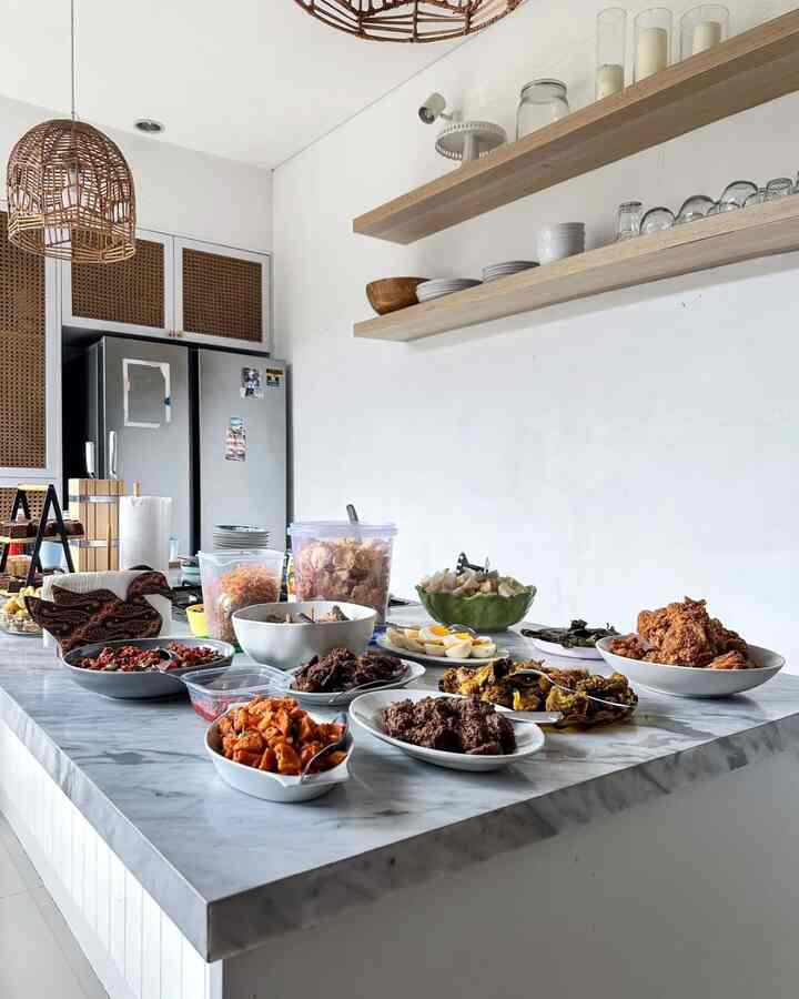 The second day of Eid is always a special moment that is awaited! Even though we and our extended family (my husband & I) are non-Muslims, we always gather together to eat ketupat complete with complementary dishes. 

The decoration in this kitchen is no different from usual, but the main decoration is the typical Eid dishes. Bamboo trays, layered serving trays, and ikea knife blocks all come out to beautify the decoration on the kitchen countertop during the Eid celebration. 

#whitekitchen #openkitchen #vaslilintabung #mangkukkayu #kulkasduapintu #topleskaca #lampugantungrotan #LebaranCantik #DekorasiLebaran #RamadanStyling