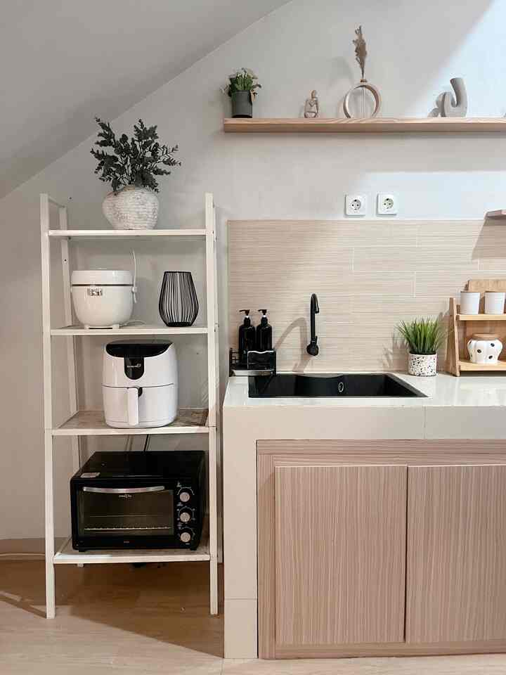 Dekorasi Estetik ala dirumah.shacca

Pemilihan vas dan pemasangan wood panel dirumah, membuat suasana rumah jadi lebih warm dan cozy.

Untuk aku yg tidak pintar merawat tanaman hidup, vas dan tanaman artificial merupakan pilihan yg pas👍🏻

Slide 1 : sudut dekorasi dekat dapur, menambah rak untuk diisi beberapa elektronik dan diberi sentuhan vas
Slide 2 : foyer ala ala disamping sofa
Slide 3 : ruang bawah tangga yg berfungsi sebagai gudang, rak sepatu, dispenser dan rak hiasan
Slide 4 : pojok meja tv yg dihiasi lampu dan vas minimalis

#FoyerAlaAla
#DekorasiEstetik
#SmallDecorItems
#DecorativeItems
#InspirasiDekorasi
#MiniDekorasi
#HomeDecor
#RumahMinimalis