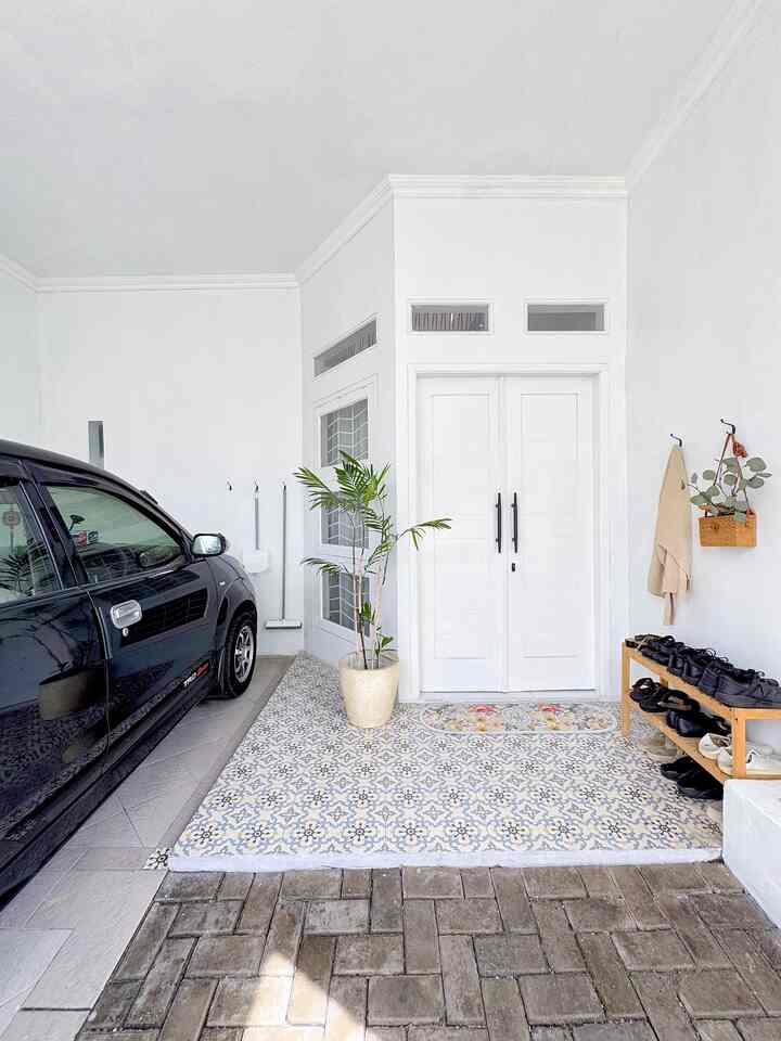 🔆 Simple Entry Way 🔆

Entry way atau area teras ini tidak boleh terlalu banyak barang atau hiasan karena harus ada area keluar-masuk mobil ke carport.
Karena rumahku ada di dalam gang, jadi aku harus pintar-pintar membuat teras dan carport yang fungsional, lega, minim barang, tapi tetap cantik.
Untuk menghidupkan area ini, aku menanam pohon hidup seperti palem dan sansivera atau lidah mertua; yang juga bisa berfungsi sebagai penyaring udara.
Area tembok, plafon, dan pagar sengaja dicat putih supaya terkesan lega dan clean, tapi tetap ada sentuhan hitam di handle pintu dan hook supaya tidak monoton.

#EntryWay
#RumahMinimalis
#PintuRumah
#CatTRumah
#TanamanHias
#KeramikMotif
#PavingBlock
#KeramikTeras
#Teras
#Carport
#DekorasiMinimalis