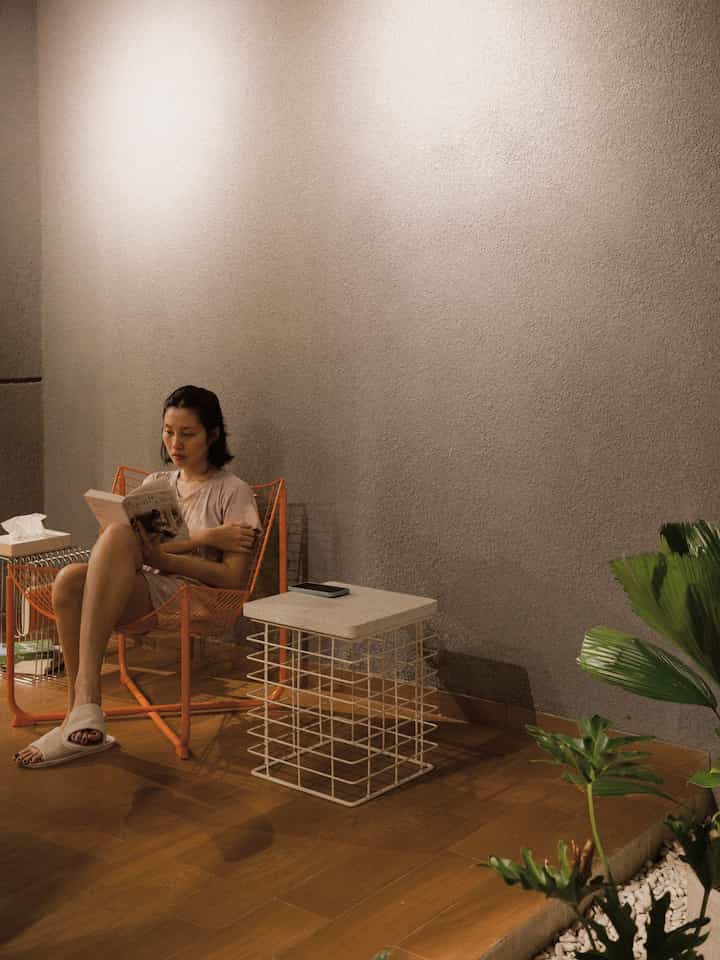 selain dapur, area taman belakang ini merupakan tempat favorit saya. biasanya saya habiskan waktu di sini untuk membaca, ataupun scrolling sosmed.

area taman belakang ini menyatu dengan sisi luar “warung” kami. jadi kalau ada tamu, seringnya juga ngobrolnya di area ini.

#sudutfavorit
#ruanganfavorit
#lovewhereyoulive
#kursiestetik
#dindingkamprot
#sandalrumahnyaman
#granitmotifkayu