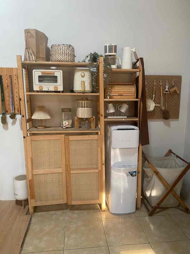 Inspirasi rak penyimpanan elektronik dapur by ikea ivar. Rak ivar ikea ini bisa di adjust sesuai dengan kebutuhan kamu. Aku pake ukurang tiang tinggi 179 cm dan lebar 38 cm dengan ambalan panjang 83 cm dan 42 cm. Selain itu aku tambahkan pintu rotan untuk storage galon aku. Bahan material dari kayu pinus. Awet, anti rayap, kokoh dan estetik masuk tema rumah

#rakpenyimpanan #rakdapur #materialrakdapur #rakkitchengadget #inspirasirakpenyimpanan 
