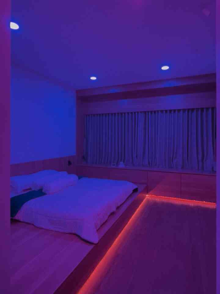 主寝室は、いつも家の中で私たちのお気に入りの一角です。本を読んだり、退屈なときにプロジェクターで映画を見たり、携帯電話をスクロールしたりと、私たちが行うアクティビティはたくさんあります😬 最小限ですが機能的で快適な装飾が施されています。 

#FavoriteCorner #RuanganFavorit #LoveWhereYouLive #Masterbedroom #kamartidur #projector #interiorkamartidurutama #airpurifier 