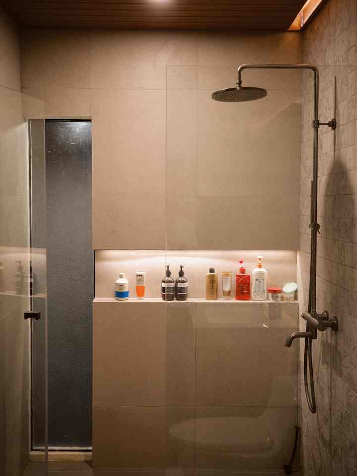 kamar mandi kami memiliki ukuran 1.6x4.1 dengan konsep linear yang terdiri dari area shower, closet dan wastafel.

terdapat jendela kecil di area shower yang bertujuan sebagai estetika dan tentunya sumber cahaya.

#kamarmandiestetik
#showertitaniumgrey
#shampoowangi
#dindingkamarmandi
#sudutkamarmandi 
