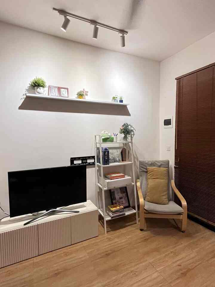 Sudut favorit di rumah, living room yang bisa menjadi sudut baca dan bersantai 🍃
terasa lebih nyaman dan estetik!

#SudutFavorit #RuanganFavorit #LoveWhereYouLive #rakbuku #kursimalas #mejatv #ambalan #sudutbaca 