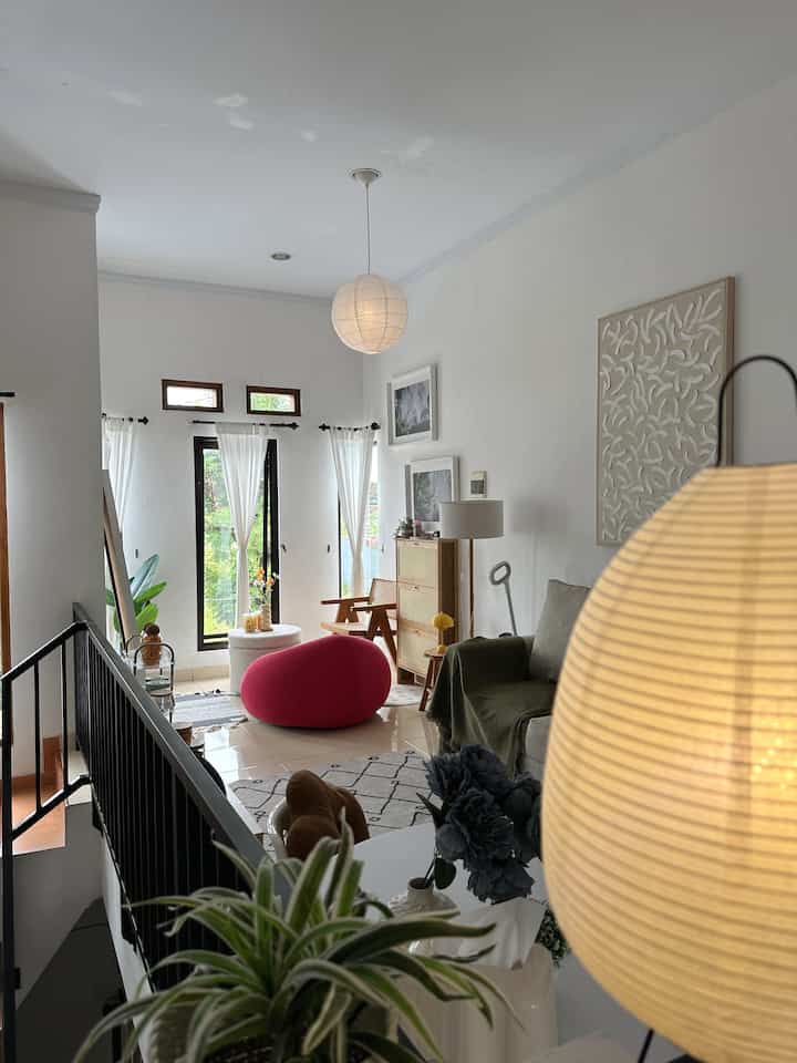 Dekorasi simple dirumah ku menyambut #lebaran 💕

Biar segar diruang tamu aku tambah bunga baru di rak putarnya, lebaran rasanya kurang kalau tanpa toples toples yg isinya kue kering dan gak lupa air mineral yg aku taruh di rak bening biar tetap terlihat cantik 😍

Karena tema outfit tahun ini sage jadi biar cantik pas foto lebaran aku taruh throw blanket wrn hijau tua di sofa 

Happy eid yaa teman teman ✨ maaf lahir dan batin dan happy holiday 💕

#karpetruangtamu #topleskaca #rakbening #throwblanket #lampujamur #lampumeja #sofaruangtamu #sofaangin #raktv #lebarancantik #dekorasilebaran #ramadanstyling 


