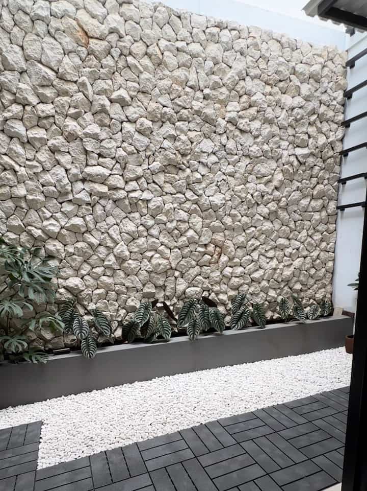 Sudut favorit nongki sore d rumah ini di halaman belakang. Aku tambahkan ayunan untuk bercengkerama bersama keluarga. Disini anginnya enak banget sepoi-sepoi. Untuk lantainya aku pasang decking yg berbahan plastik dan di variasikan dengan batu coral. Dindingnya dari batu limestone agar tampilannya lebih estetik 😊

#cat #sudutfavorit #ruanganfavorit #lovewhereyoulive #cattembok #halamanbelakang